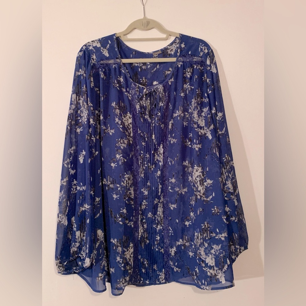 🌻212 PENNINGTONS Sheer plus blue floral blouse
